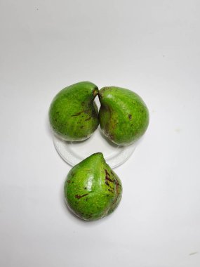 Beyaz bir kabın içinde yeşil avokado fotoğrafı.