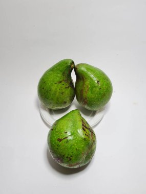 Beyaz bir kabın içinde yeşil avokado fotoğrafı.