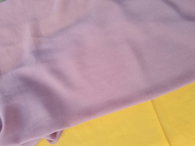 Mor arkaplandaki sarıların soyut fotoğrafı