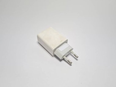 Beyaz arka planda beyaz cep telefonu parası