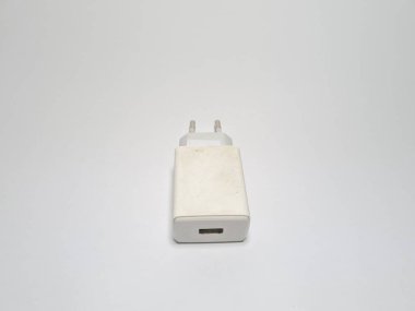 Beyaz arka planda beyaz cep telefonu parası