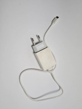 Beyaz arka planda beyaz cep telefonu parası