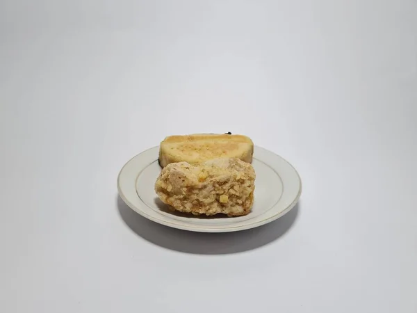 白皿の中のプキスケーキと揚げ豆腐 — ストック写真