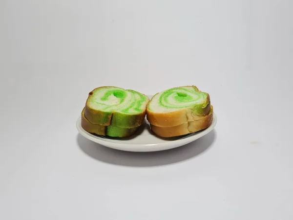 白盘上的绿色潘丹调味面包 — 图库照片