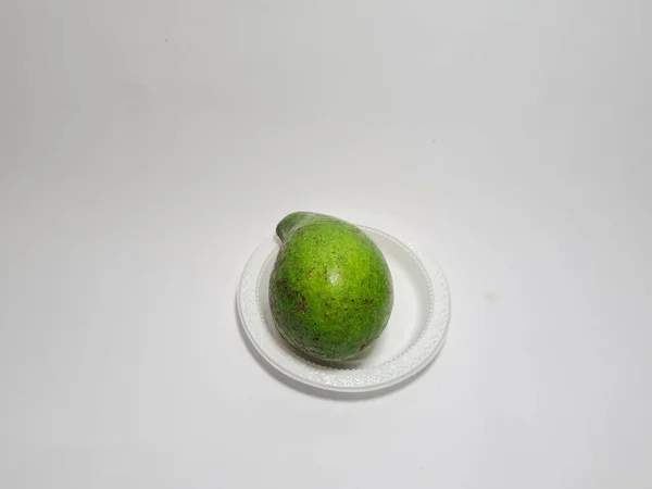 Beyaz Bir Kabın Içinde Yeşil Avokado Fotoğrafı — Stok fotoğraf