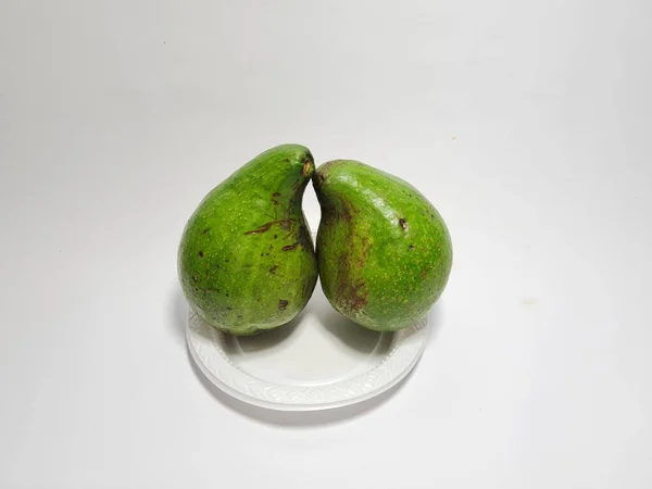 Beyaz Bir Kabın Içinde Yeşil Avokado Fotoğrafı — Stok fotoğraf