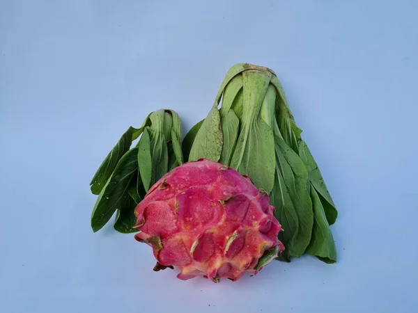 Senape Verdi Drago Rosso Frutta Sfondo Blu — Foto Stock