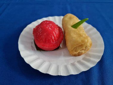 Ku keki ve rissoles mavi kumaş arka planda beyaz bir kabın içinde