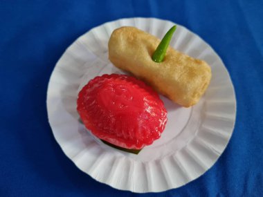 Ku keki ve rissoles mavi kumaş arka planda beyaz bir kabın içinde