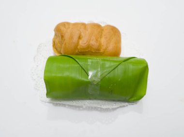 Tavuk keki ve beyaz bir kabın içinde ıslak susam.