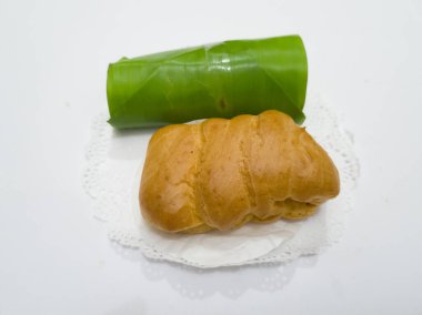 Tavuk keki ve beyaz bir kabın içinde ıslak susam.