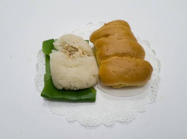 Tavuk keki ve beyaz bir kabın içinde ıslak susam.