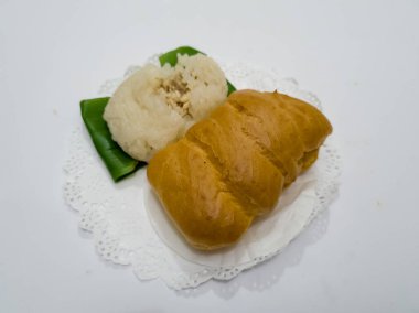 Tavuk keki ve beyaz bir kabın içinde ıslak susam.