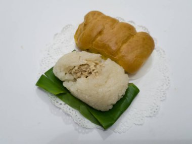 Tavuk keki ve beyaz bir kabın içinde ıslak susam.