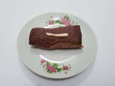 Un ve kahverengi omletli diğer malzemelerden oluşan bir pazar atıştırması.