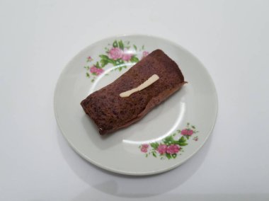 Un ve kahverengi omletli diğer malzemelerden oluşan bir pazar atıştırması.