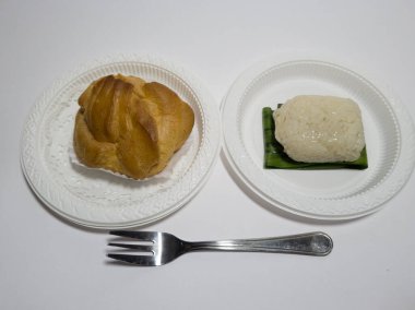 Tavuk keki ve beyaz bir kabın içinde ıslak susam.