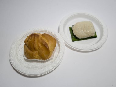 Tavuk keki ve beyaz bir kabın içinde ıslak susam.