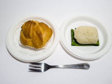 Tavuk keki ve beyaz bir kabın içinde ıslak susam.