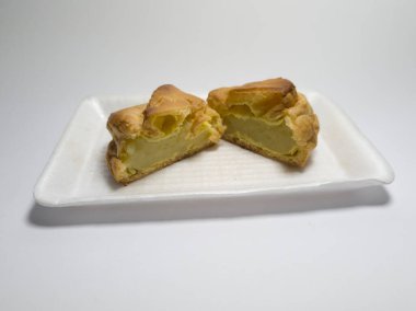 Beyaz bir kabın içindeki un ve diğer malzemelerden yapılmış ıslak ekinler.