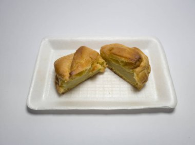 Beyaz bir kabın içindeki un ve diğer malzemelerden yapılmış ıslak ekinler.