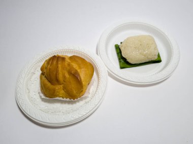 Tavuk keki ve beyaz bir kabın içinde ıslak susam.