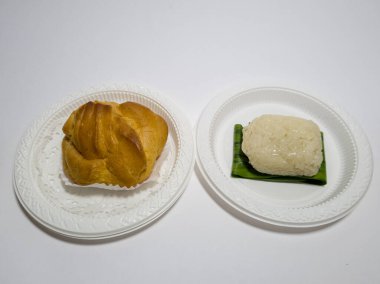 Tavuk keki ve beyaz bir kabın içinde ıslak susam.