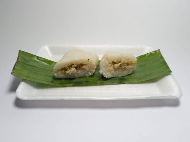 Lezzetli tavuk dilimleriyle dolu glutinous pirinçten yapılan Endonezya pastasına 