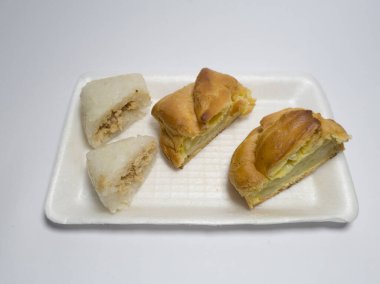 Tavuk keki ve beyaz bir kabın içinde ıslak susam.