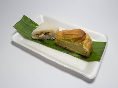 Tavuk keki ve beyaz bir kabın içinde ıslak susam.