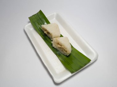 Lezzetli tavuk dilimleriyle dolu glutinous pirinçten yapılan Endonezya pastasına 