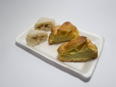 Tavuk keki ve beyaz bir kabın içinde ıslak susam.