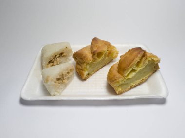 Tavuk keki ve beyaz bir kabın içinde ıslak susam.