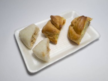 Tavuk keki ve beyaz bir kabın içinde ıslak susam.