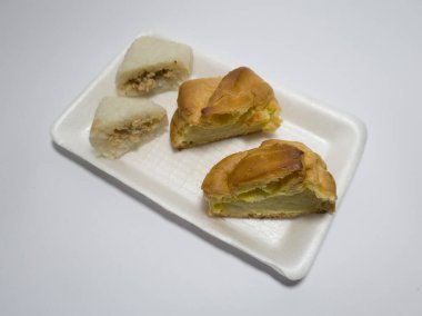 Tavuk keki ve beyaz bir kabın içinde ıslak susam.