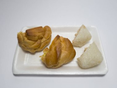 Tavuk keki ve beyaz bir kabın içinde ıslak susam.