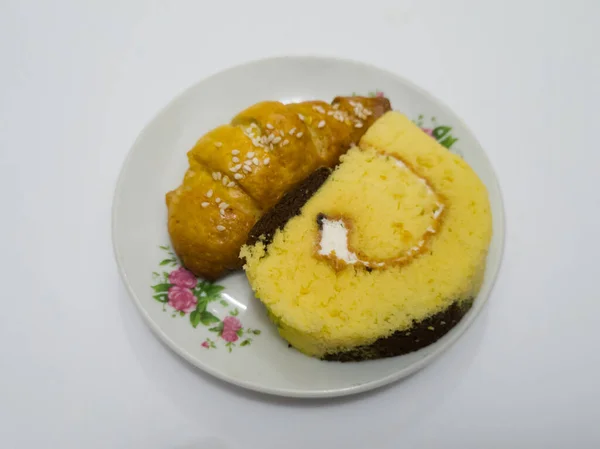 Aperitivos Mercado Con Mermelada Panecillos Amarillos Plato Blanco —  Fotos de Stock