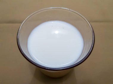 Kahverengi bir fonda beyaz süt.