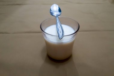 Kahverengi bir fonda beyaz süt.