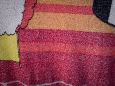 Kırmızı battaniyelerin soyut dokulu arkaplanı diğer renklerle birleştirildiğinde