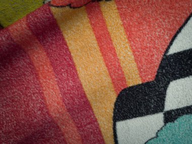 Kırmızı battaniyelerin soyut dokulu arkaplanı diğer renklerle birleştirildiğinde