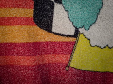 Kırmızı battaniyelerin soyut dokulu arkaplanı diğer renklerle birleştirildiğinde