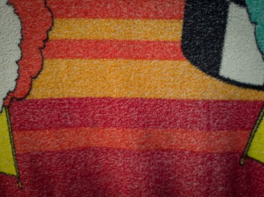 Kırmızı battaniyelerin soyut dokulu arkaplanı diğer renklerle birleştirildiğinde