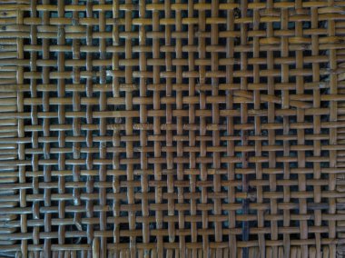 Kahverengi rattan yapılmış soyut arkaplan desenli sandalye koltuğu