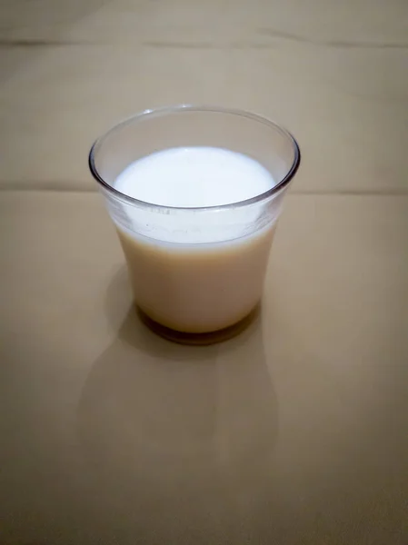 Leche Blanca Una Taza Vidrio Marrón Sobre Fondo Marrón — Foto de Stock