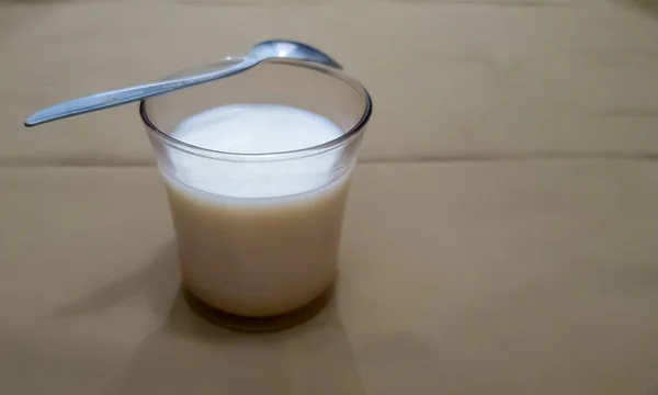 Weiße Milch Einem Braunen Glasbecher Auf Braunem Hintergrund — Stockfoto