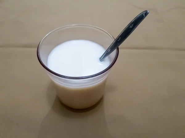 Białe Mleko Brązowym Szklanym Kubku Brązowym Tle — Zdjęcie stockowe