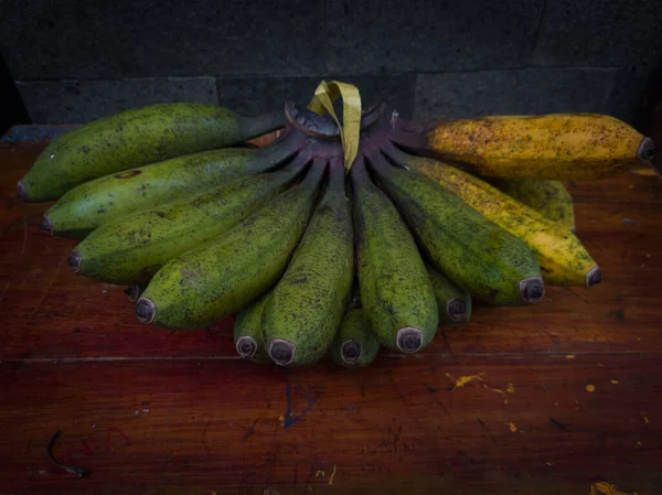 Frutto Banana Pettine Unico Uno Sfondo Legno Marrone Giallo Verde — Foto Stock