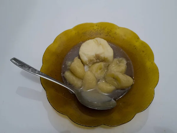 초콜릿 접시에 소스를 곁들인 바나나와 카사바 테이프가 콜라크 — 스톡 사진