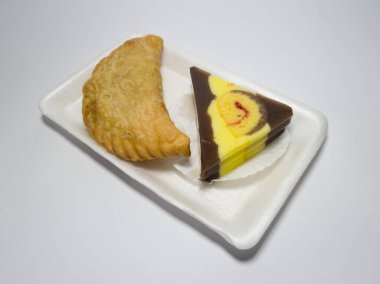 Un ve diğer malzemelerle karıştırılmış iki ıslak kek, yani pastel kekler ve jöleli bisküviler.